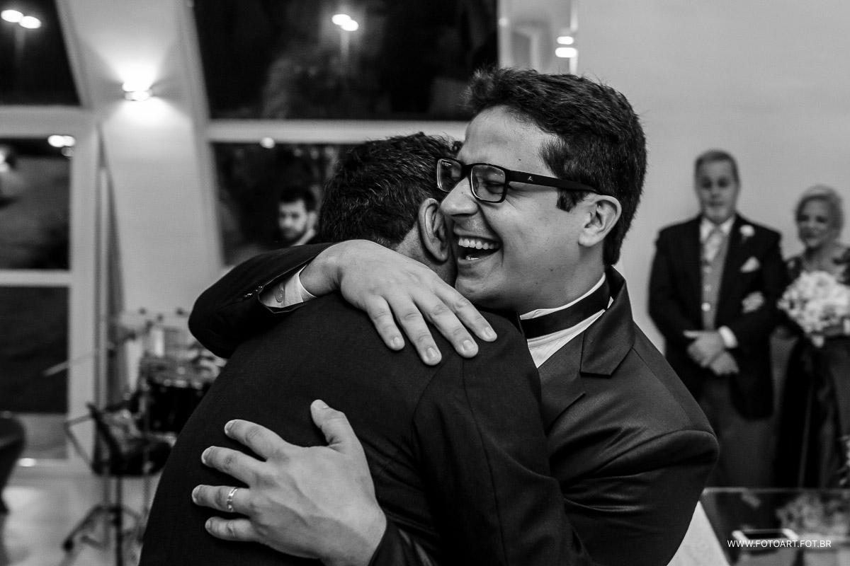 abraco com sorriso no pai  capela de vidro do luz tropical  foto de Anderson Silva Fotoart fotografo sp