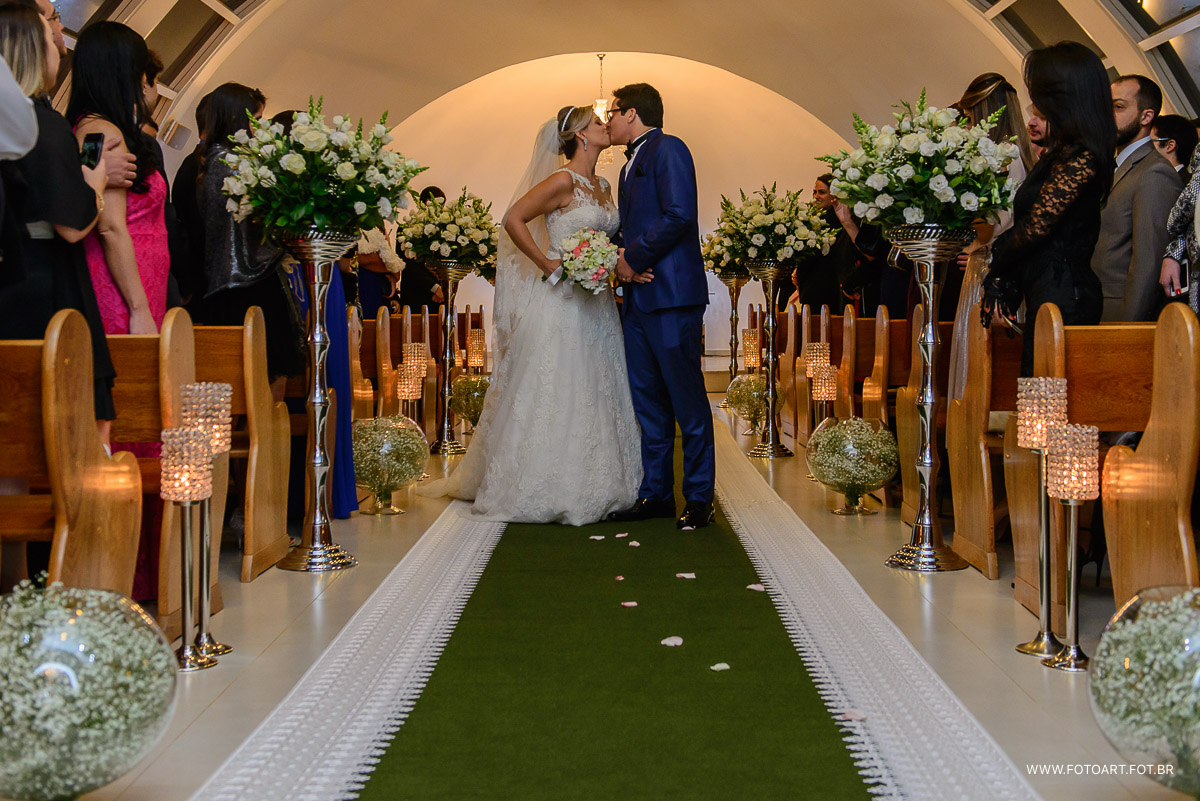 beijo no corredor dos noivo na capela de vidro do luz tropical  foto de Anderson Silva Fotoart fotografo sp