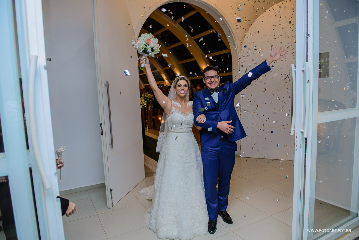 chuva de prata e noivos na  capela de vidro do luz tropical  foto de Anderson Silva Fotoart fotografo sp