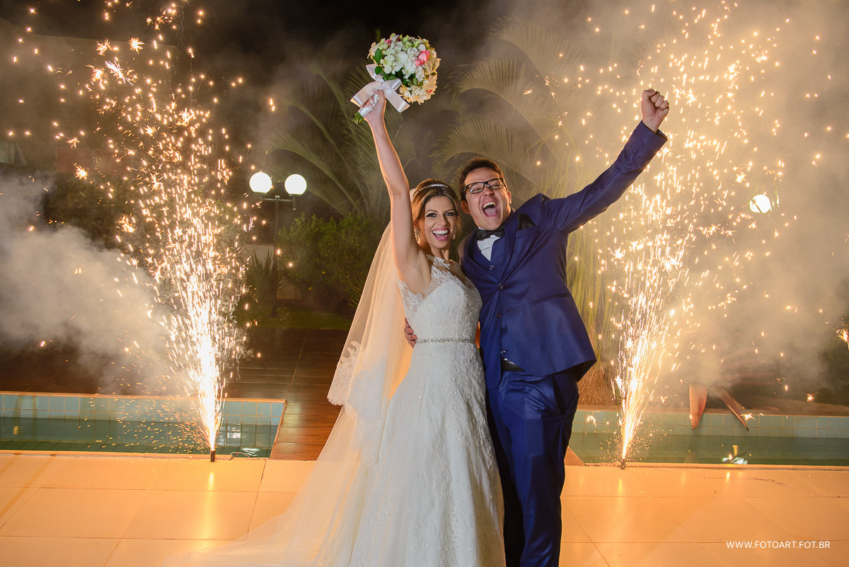 casal com a mao para o alto com fogos ao fundo no luz tropical  foto de Anderson Silva Fotoart fotografo sp