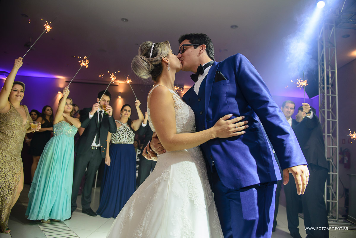 beijo do casal de bauru na hora da dancao com sparkles ao fundo no luz tropical  foto de Anderson Silva Fotoart fotografo sp