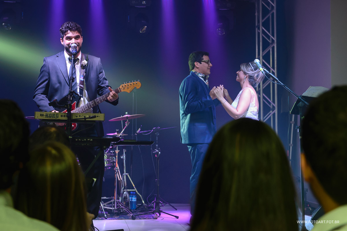 noivos no palco com homenagem de amigo de Bauru no luz tropical  foto de Anderson Silva Fotoart fotografo sp