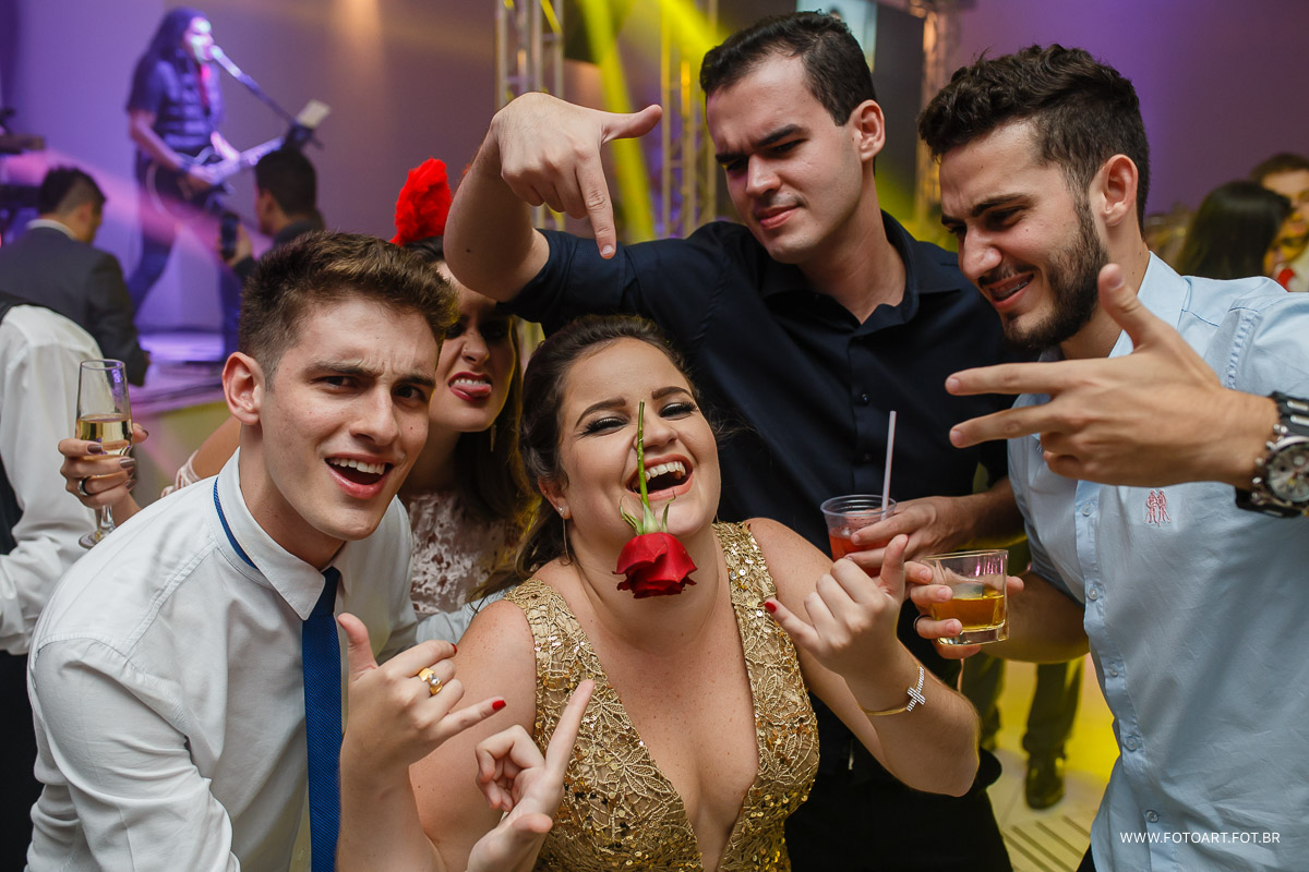 convidados com poses engracadas momento da gravata muita alegria e diversao no luz tropical  foto de Anderson Silva Fotoart fotografo sp