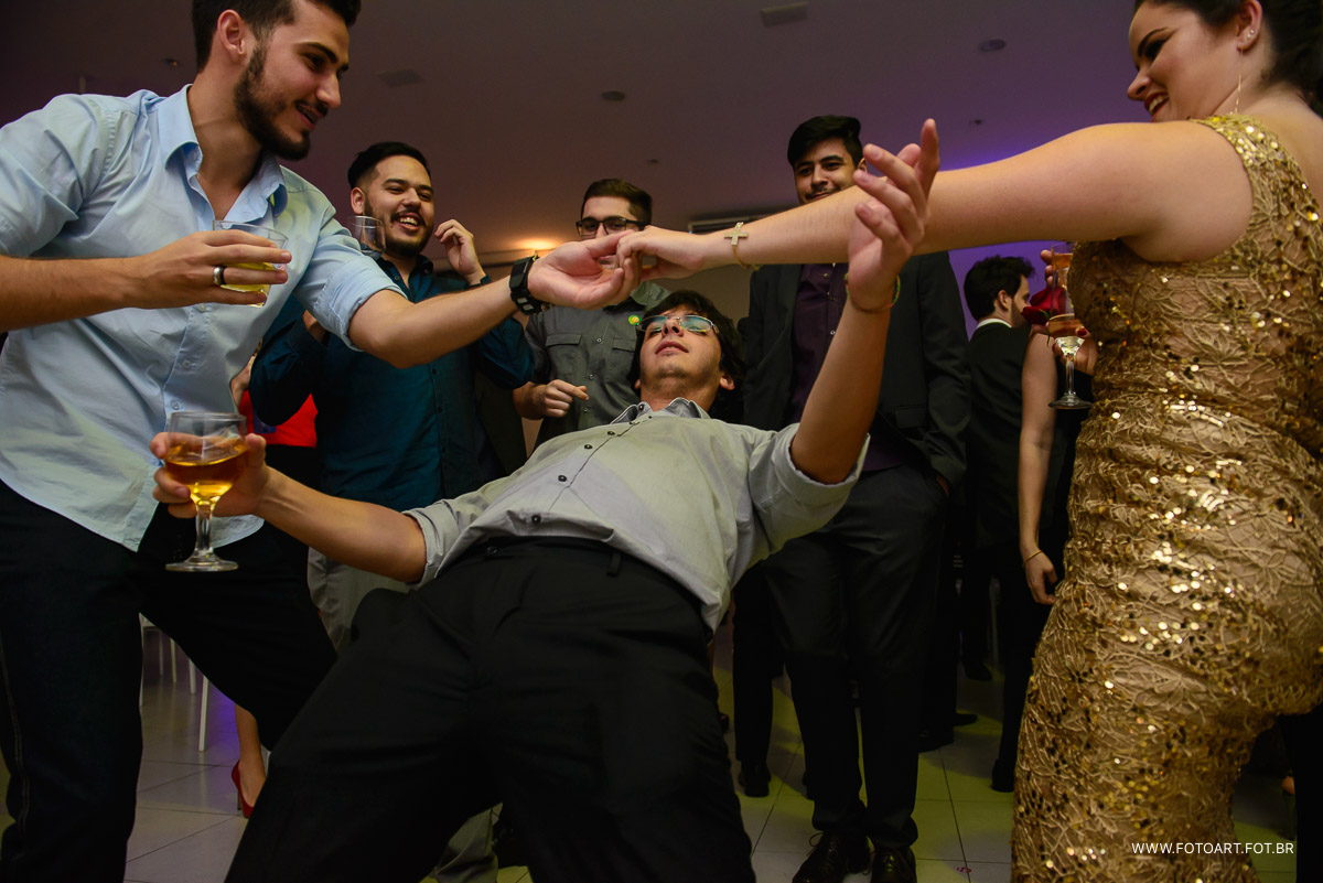 danca da cordinha no casamento do casal de bauru momento da gravata muita alegria e diversao no luz tropical  foto de Anderson Silva Fotoart fotografo sp