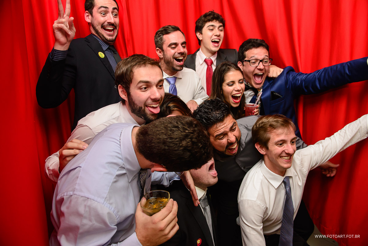 amigos de bauru com noivo momento da gravata muita alegria e diversao no luz tropical  foto de Anderson Silva Fotoart fotografo sp