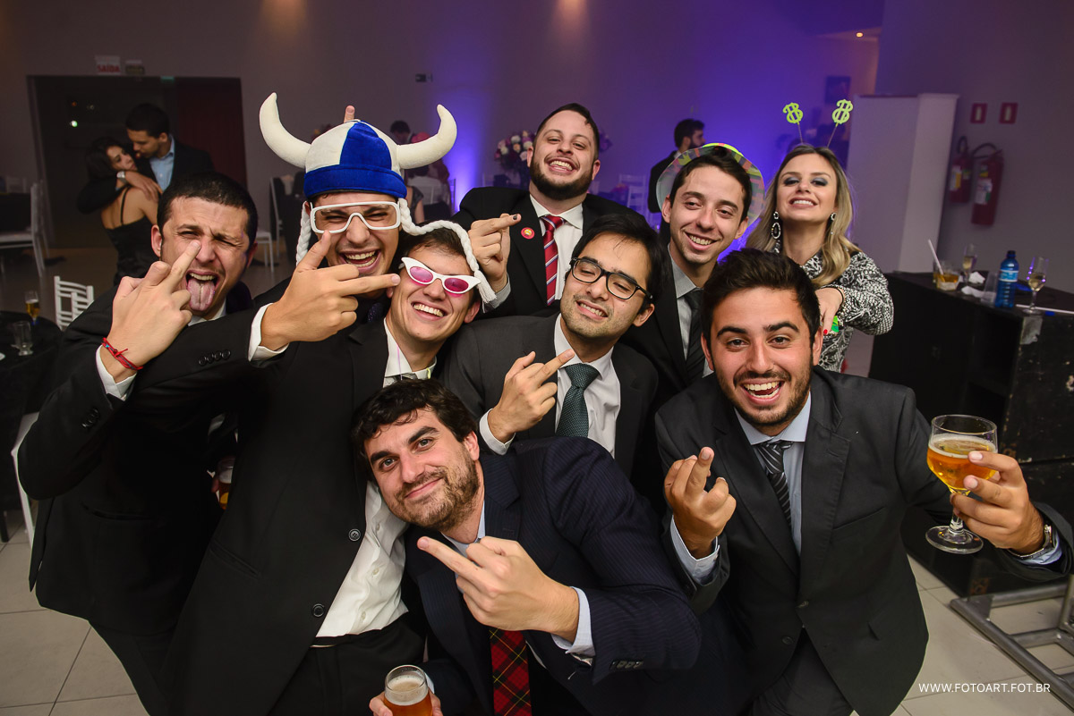 amigos de bauru e sao paulo mostrando dedo do meio para fotografo momento da gravata muita alegria e diversao no luz tropical  foto de Anderson Silva Fotoart fotografo sp