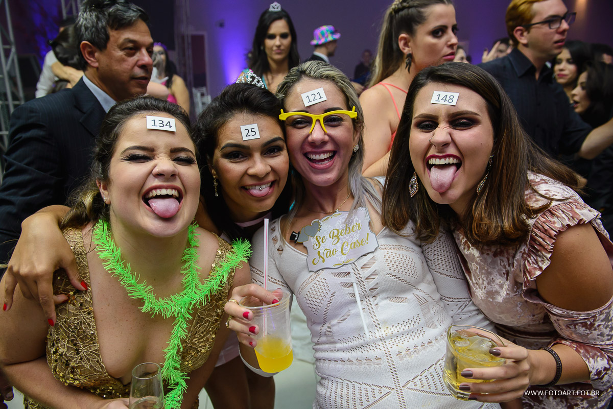 amigas da noiva de bauru e sao paulo momento da gravata muita alegria e diversao no luz tropical  foto de Anderson Silva Fotoart fotografo sp