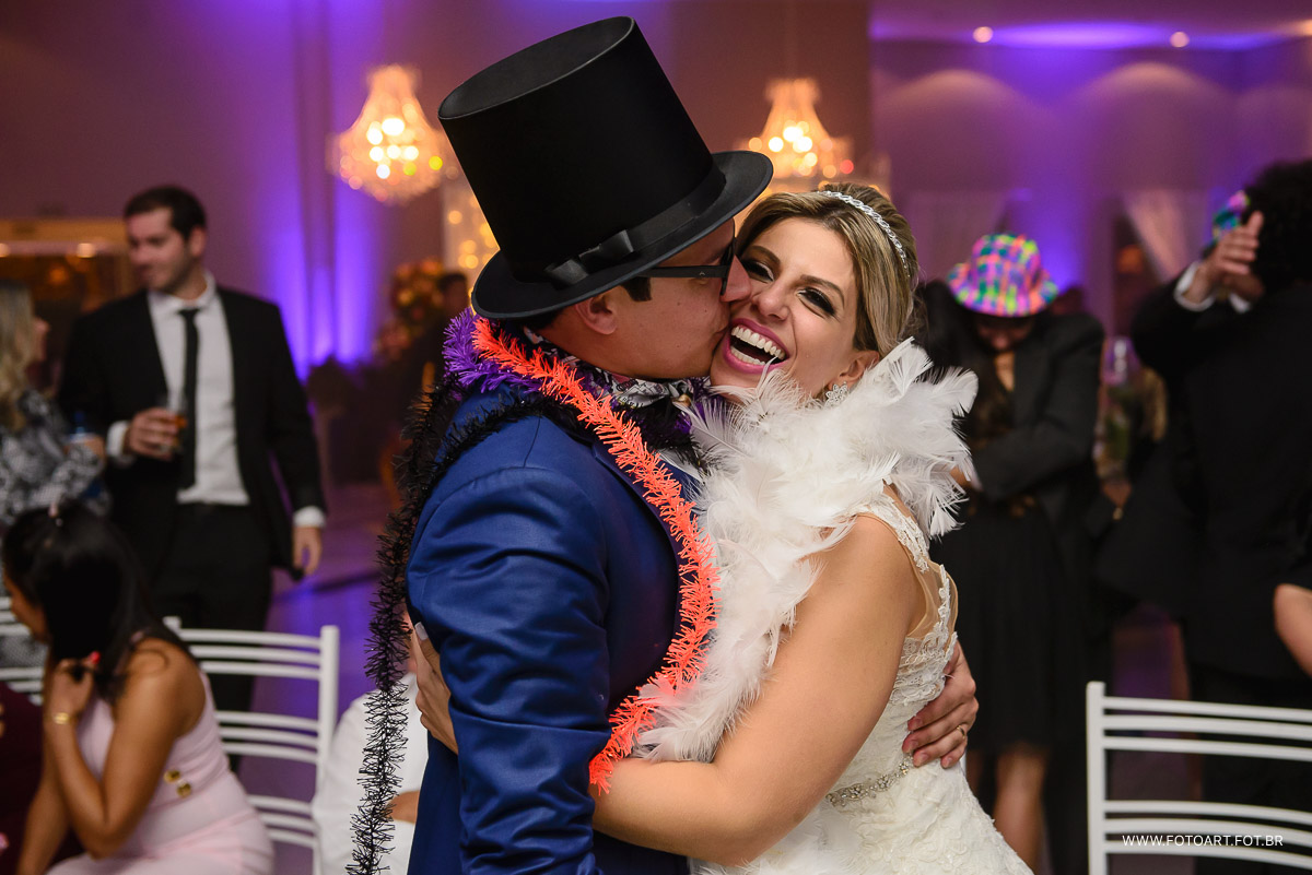 noivo beijando rosto da noiva momento da gravata muita alegria e diversao no luz tropical  foto de Anderson Silva Fotoart fotografo sp
