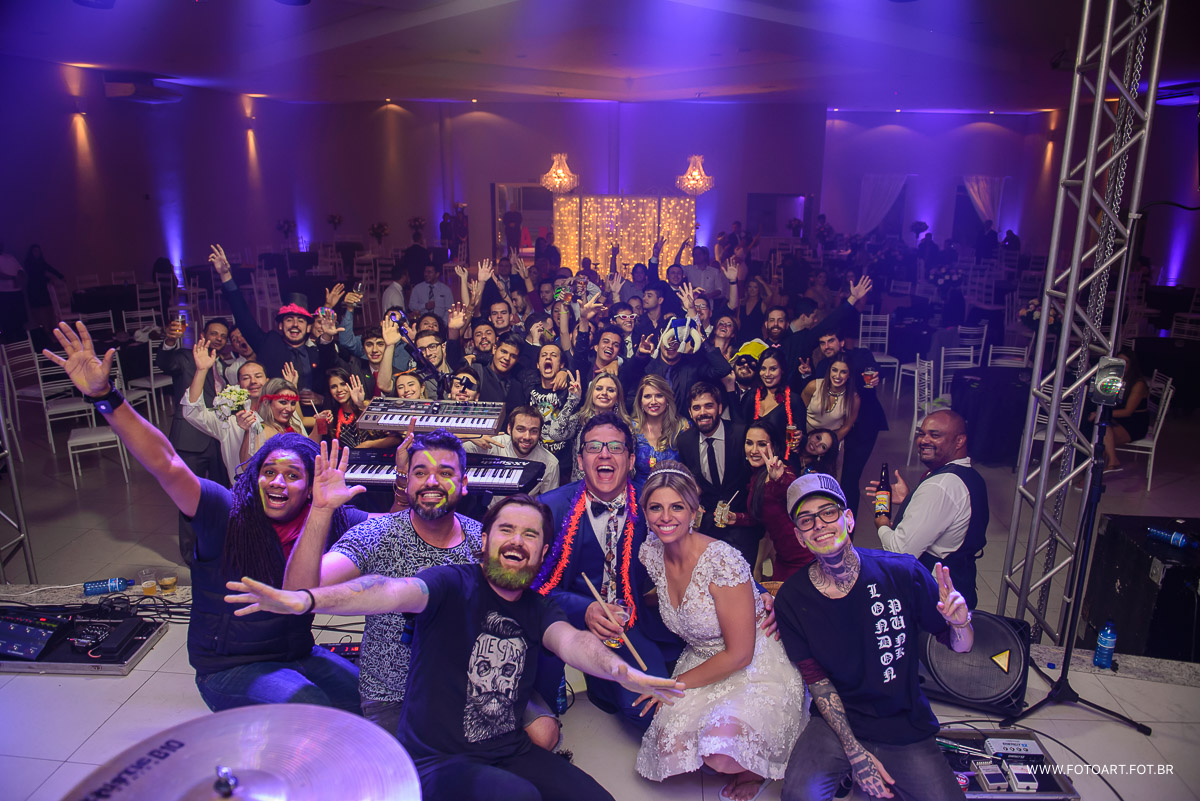 banda 12 cordas de bauru com casal no palaco momento da gravata muita alegria e diversao no luz tropical  foto de Anderson Silva Fotoart fotografo sp