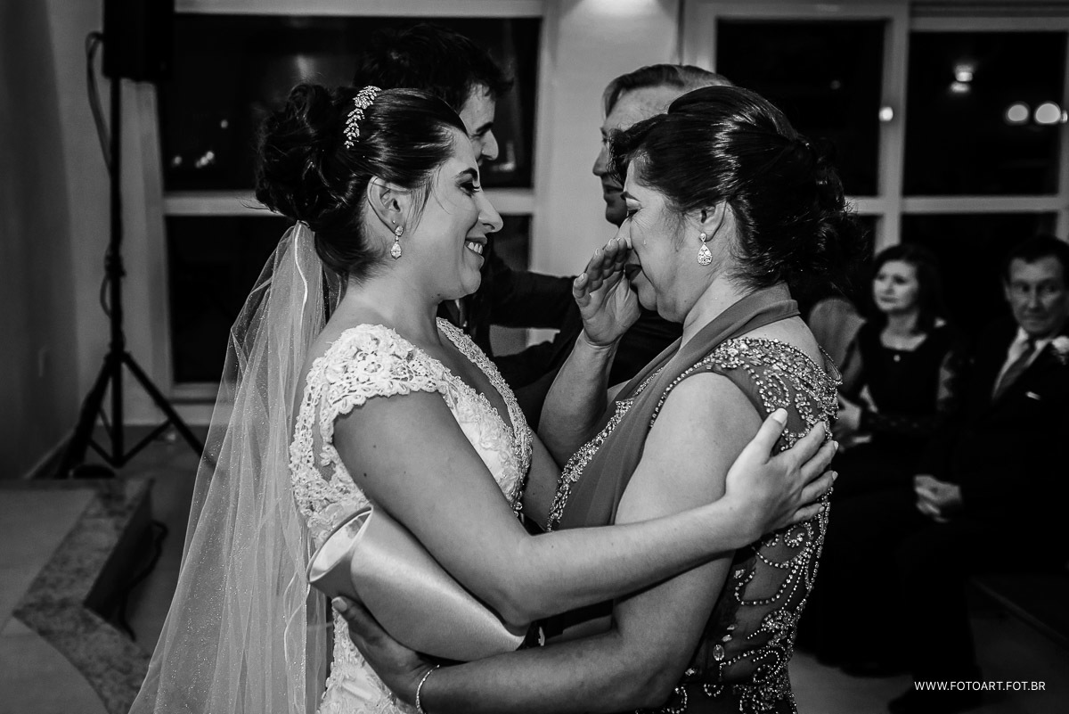 mae se emociona ao abracar a filha noiva em botucau foto de Anderson Silva Fotoart fotografo sp