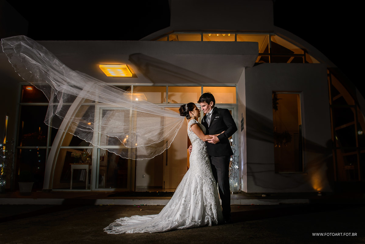 noivos e a foto artistica com a capela de vidro no buffet luz tropical eventos  foto de Anderson Silva Fotoart fotografo botucatu sp e regiao