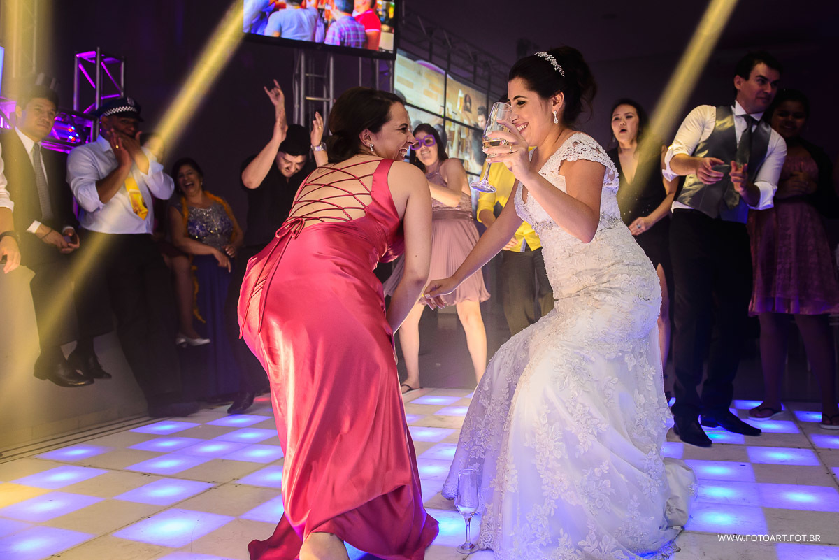 noiva e sua amiga descendo ate o chao no buffet luz tropical eventos  foto de Anderson Silva Fotoart fotografo botucatu sp e regiao