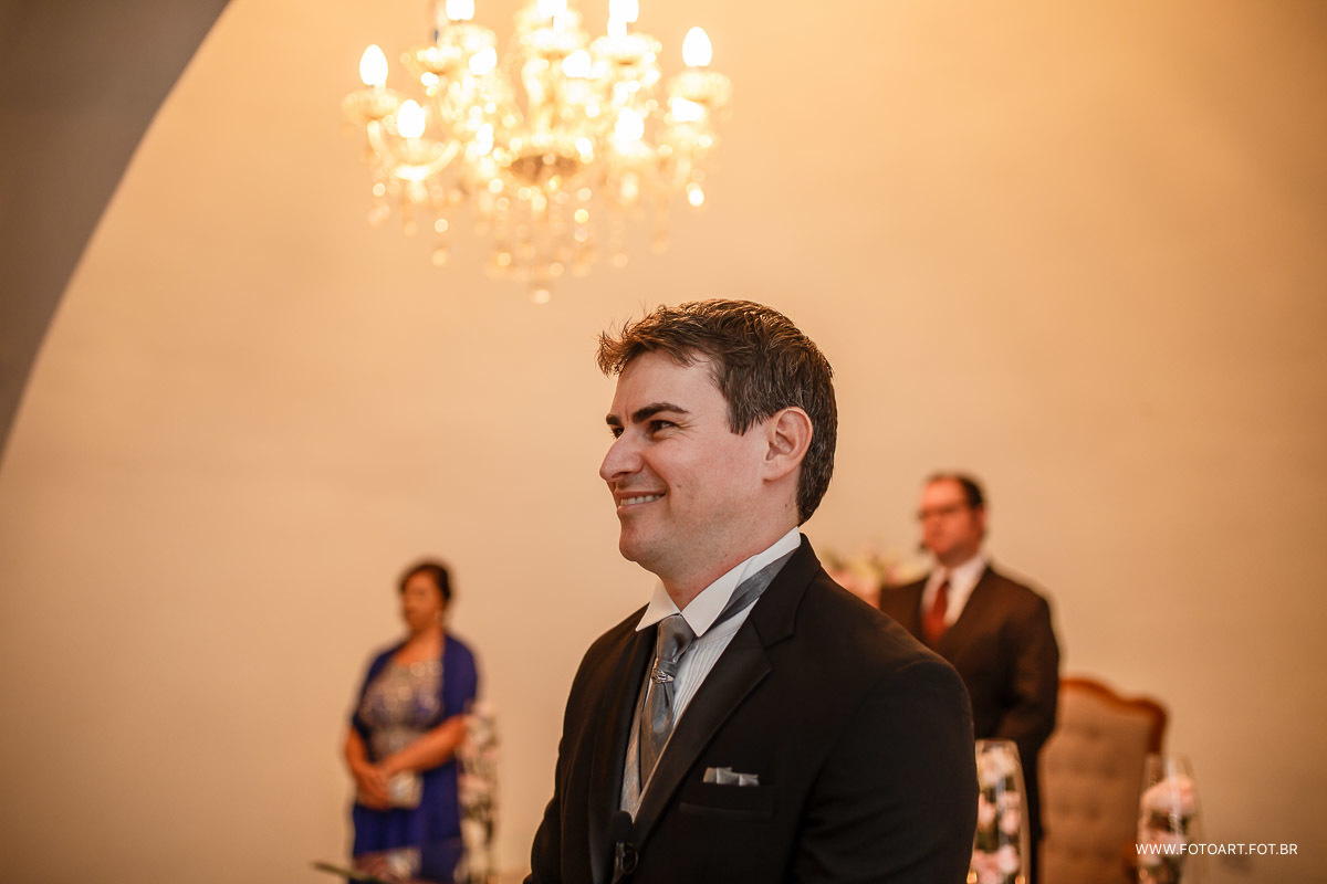 noivo esperando a entrada da noiva no buffet luz tropical na capela de vidro em botucatu foto de Anderson Silva Fotoart fotografo sp