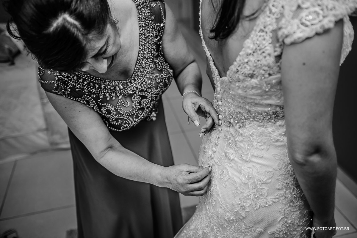 mae ajudando a filha a colocar o vesido de noiva no salao de beleza alsofer em botucatu foto de Anderson Silva Fotoart fotografo sp