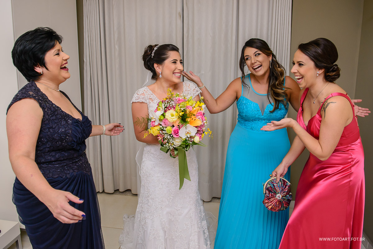 noiva sorrindo com o vestido de noiva junto com suas madrinhas no making of no salao alsofer  em botucatu foto de Anderson Silva Fotoart fotografo sp