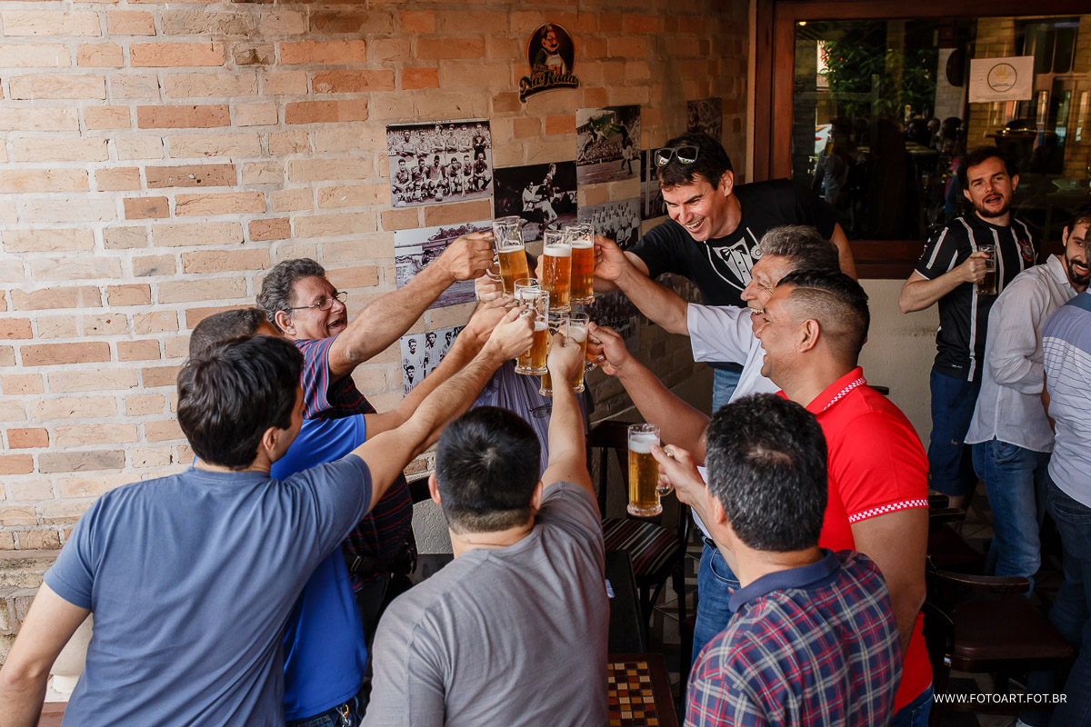 noivo brindando com seus amigos no restaurante mao na roda em botucatu foto de Anderson Silva Fotoart fotografo sp