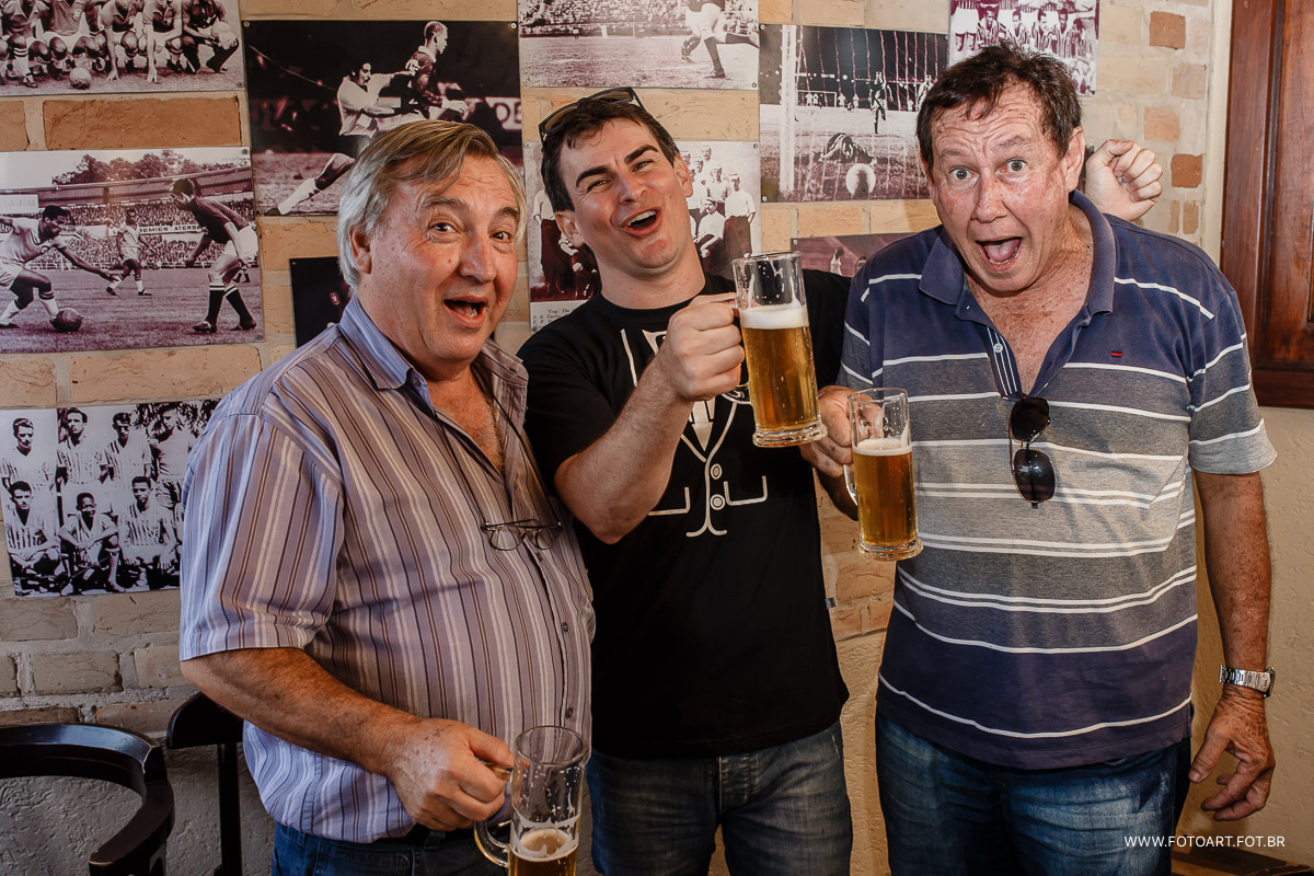 noivo brindando com chopp do mao na roda com seu pai e seu sogro em botucatu foto de Anderson Silva Fotoart fotografo sp