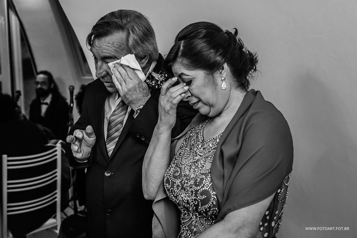 pais da noiva chorando emocionados na capela de vidro do luz tropical eventos foto de Anderson Silva Fotoart fotografo sp