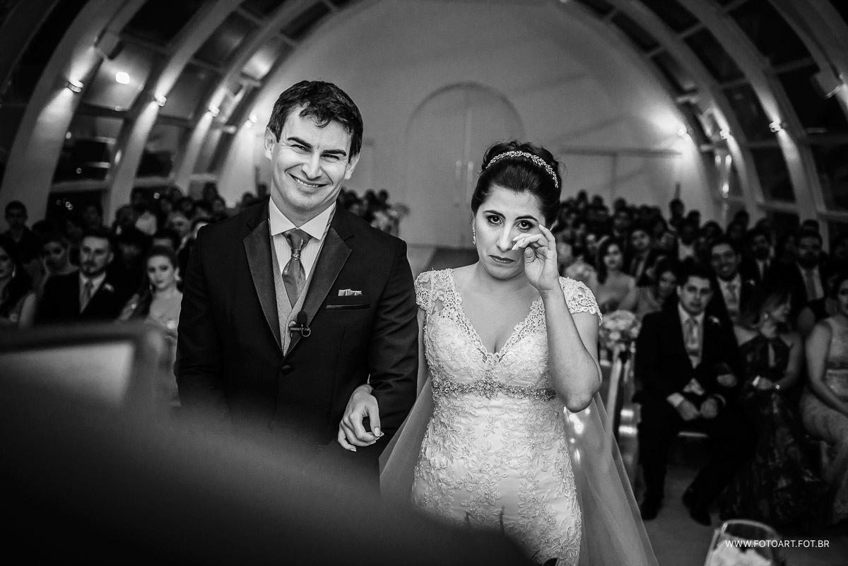 noiva se emociona e chora na capela do luz tropical foto de Anderson Silva Fotoart fotografo sp