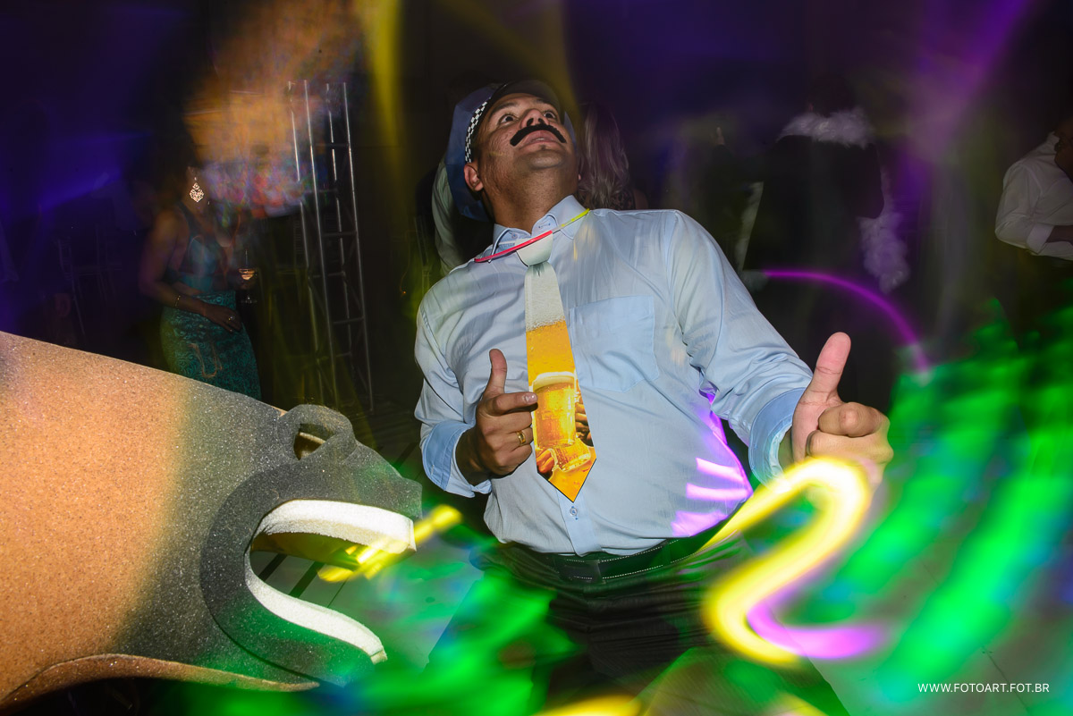 foto com luzes da balada no casamento no buffet luz tropical eventos  foto de Anderson Silva Fotoart fotografo botucatu sp e regiao