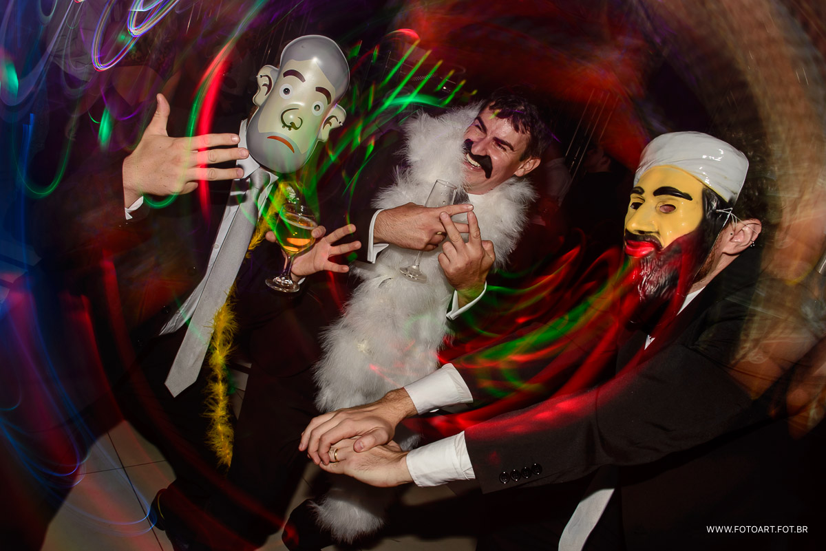 noivo e seus amigos se divertindo no casamento no buffet luz tropical eventos  foto de Anderson Silva Fotoart fotografo botucatu sp e regiao