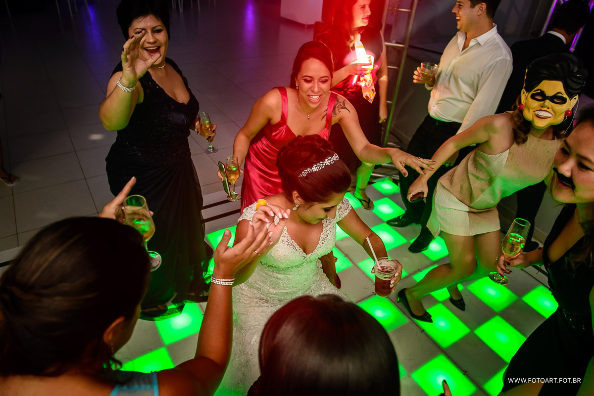 noiva e suas amigas dancando ate o chao no buffet luz tropical eventos  foto de Anderson Silva Fotoart fotografo botucatu sp e regiao