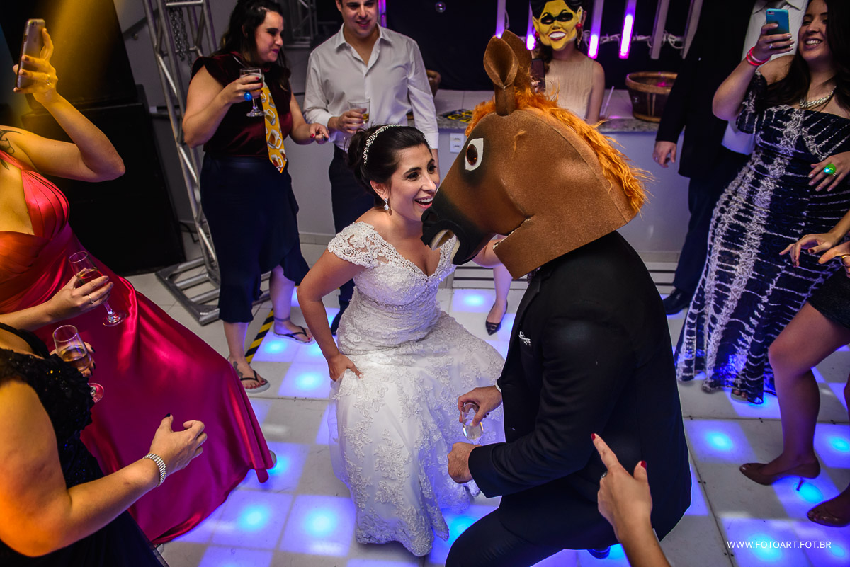 noiva e noiv com capeca de cavalo dancando na pista de danca no buffet luz tropical eventos  foto de Anderson Silva Fotoart fotografo botucatu sp e regiao