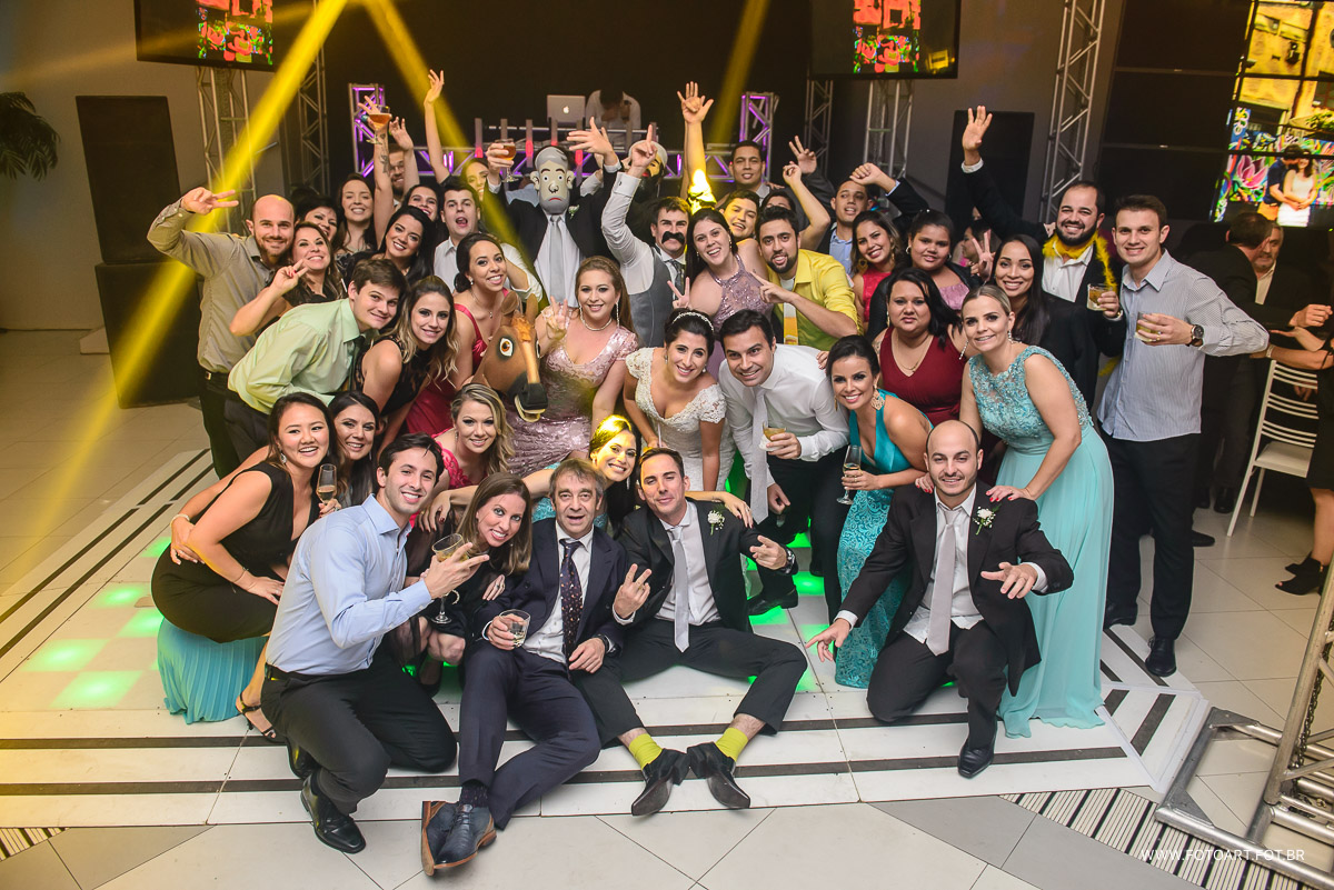 galera do fim da festa do casamento reunida para foto de despedida convidados dancando muito loco no casamento no buffet luz tropical eventos  foto de Anderson Silva Fotoart fotografo botucatu sp e regiao