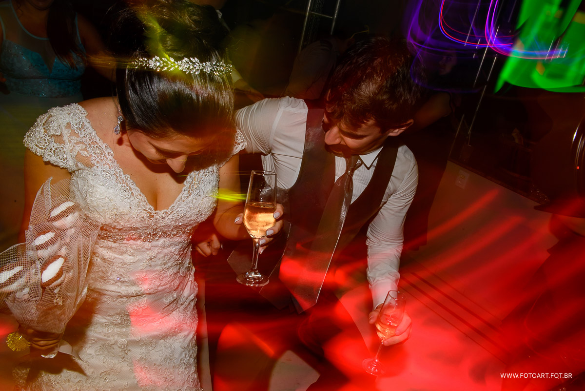noivos bebendo e dancando em seu casamento no buffet luz tropical eventos  foto de Anderson Silva Fotoart fotografo botucatu sp e regiao