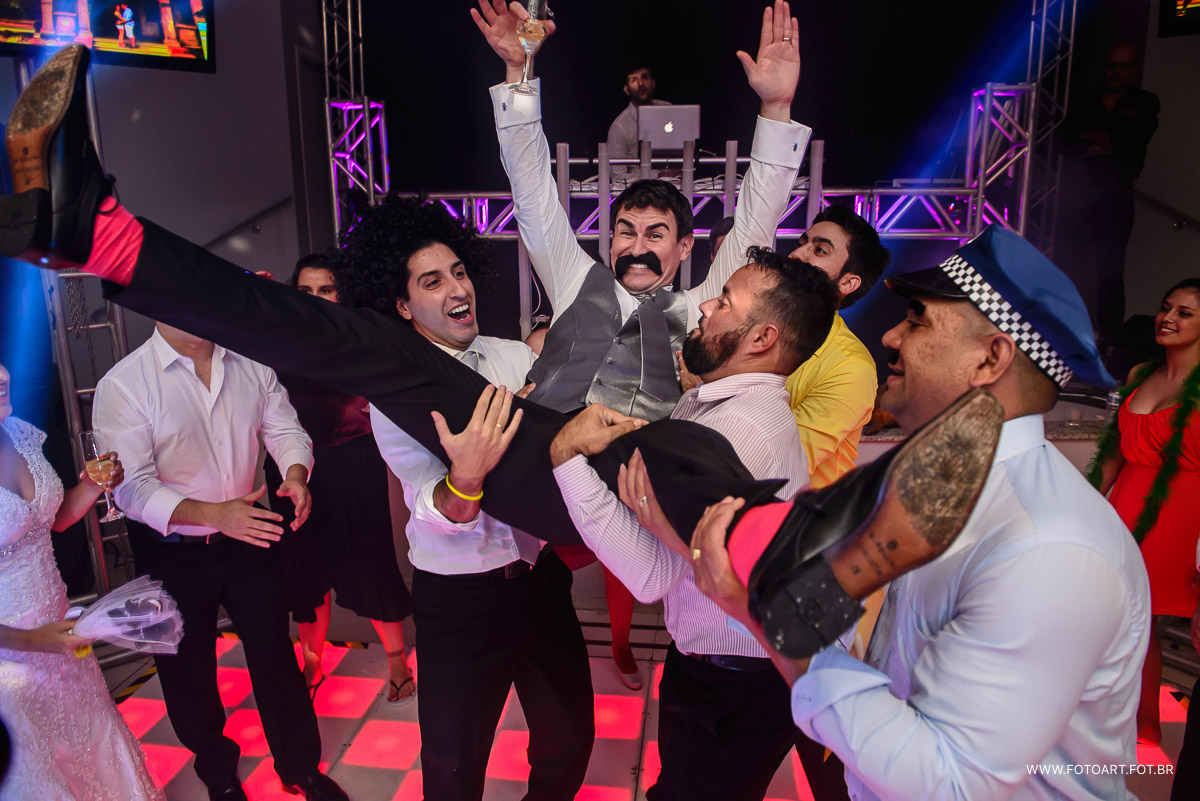 noivos e seus amigos na pista de danca iluminada no buffet luz tropical eventos  foto de Anderson Silva Fotoart fotografo botucatu sp e regiao