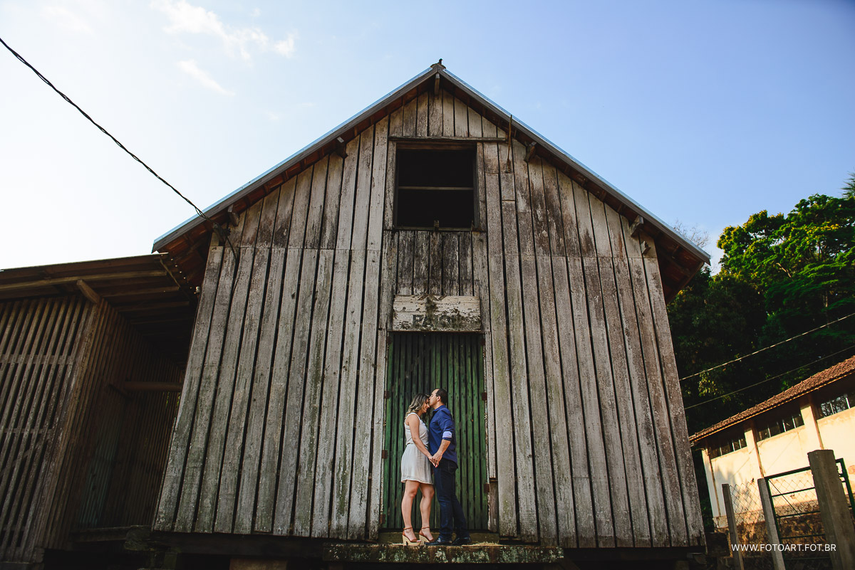 Noivo beijando testa da noiva na fazenda lageado unesp em botucatu foto de Anderson Silva Fotoart fotografo sp