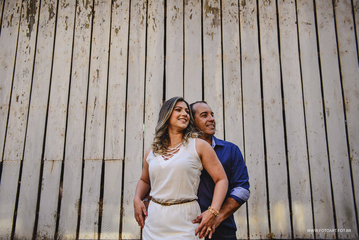 Noivos olhando de lado na fazenda lageado unesp em botucatu foto de Anderson Silva Fotoart fotografo sp