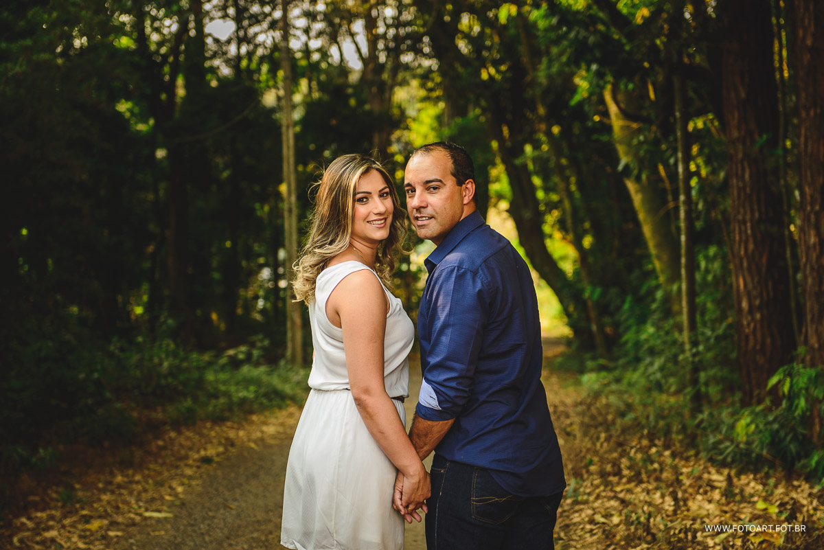 Noivos olhando de costas na fazenda lageado unesp em botucatu foto de Anderson Silva Fotoart fotografo sp