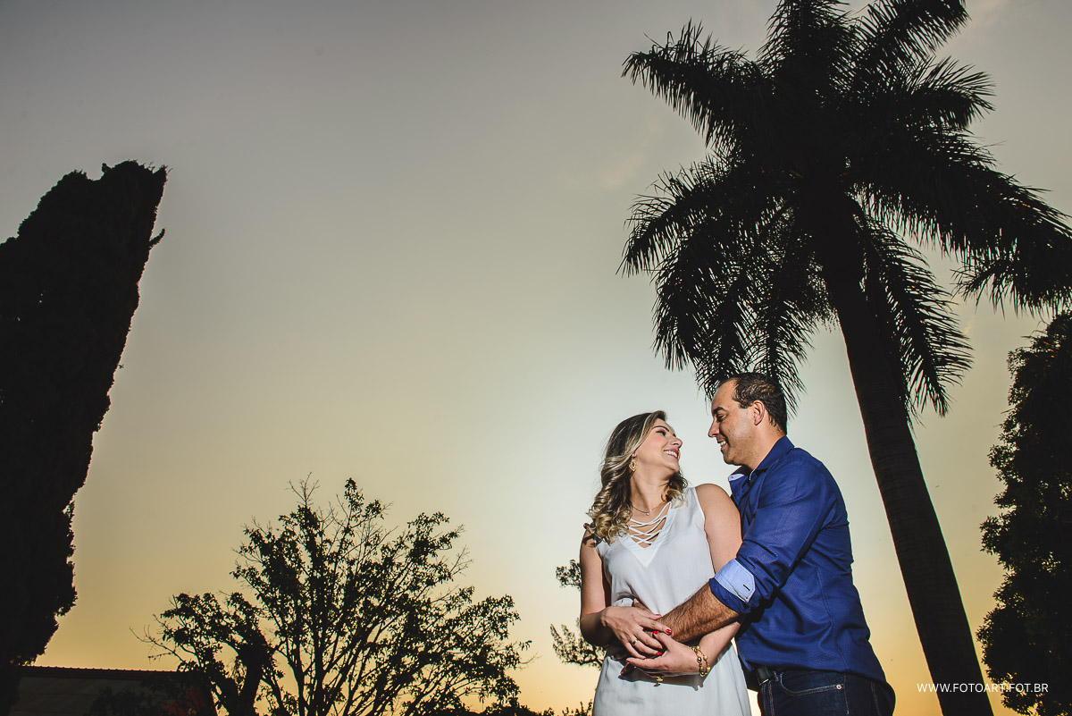 por do sol com coqueiros por do sol lindo e casal na fazenda lageado unesp em botucatu foto de Anderson Silva Fotoart fotografo sp