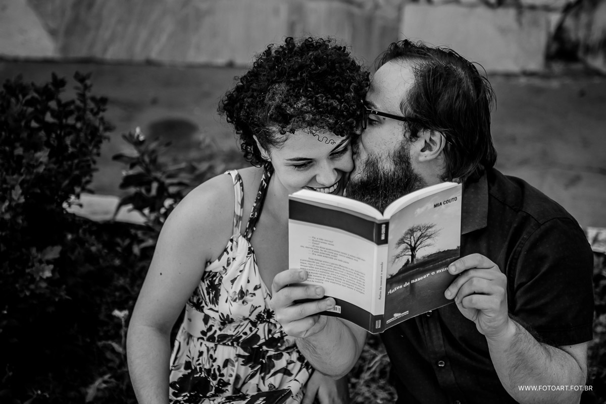 Casal lendo juntos o livro mia couto antes de nascer o mundo fotografo de casamento de Botucatu sao paulo e regiao Anderson Silva Fotoart