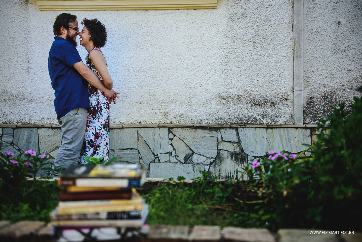 casal se abracando da forma deles com os livros em desfoque Casal lendo juntos o livro mia couto antes de nascer o mundo fotografo de casamento de Botucatu sao paulo e regiao Anderson Silva Fotoart