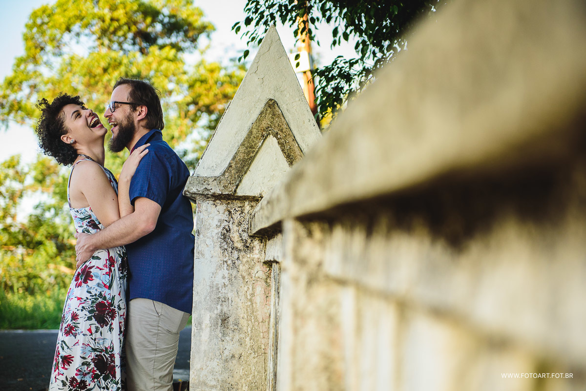 sorrisos contagiantes do casal no ensaio de pre casamento na igreja de santo antonio em rubiao junior fotografo de casamento de Botucatu sao paulo e regiao Anderson Silva Fotoart