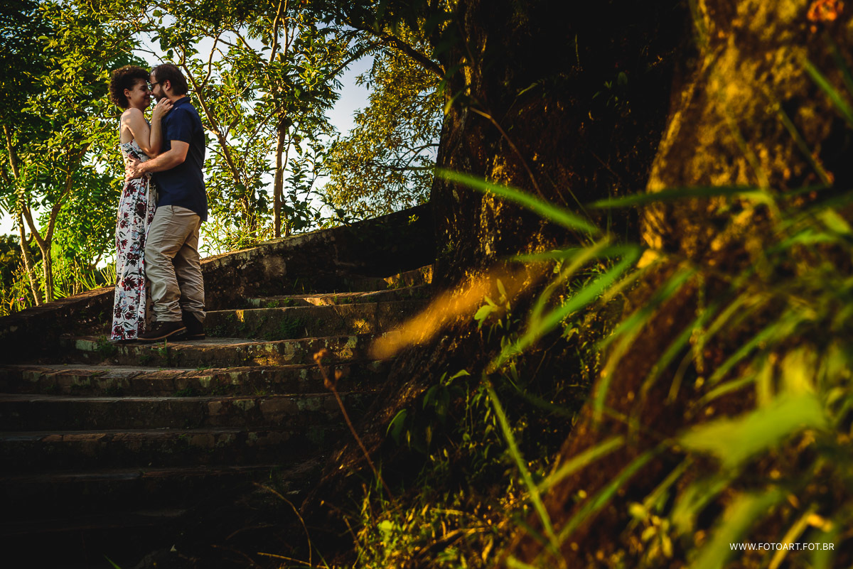 noivos na escada da igreja de rubiao junior onde se conheceram fotografo de casamento de Botucatu sao paulo e regiao Anderson Silva Fotoart