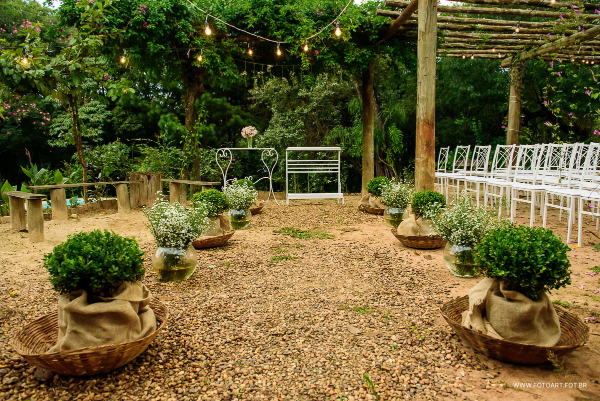 decoracao rustica de casamento no campo com muito verde e cordoes de luzes morada do saci em botucatu foto de Anderson Silva Fotoart fotografo sp