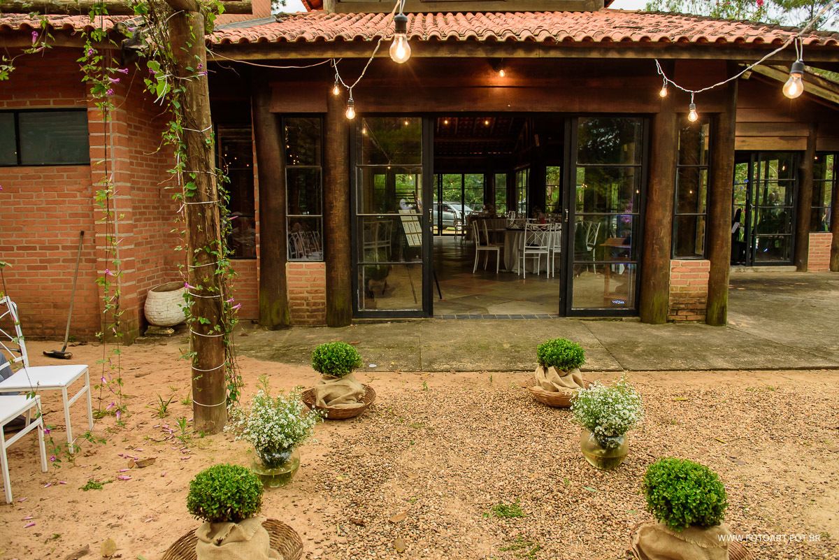 decoracao rustica de casamento no ar livre com muito verde e cordoes de luzes morada do saci em botucatu foto de Anderson Silva Fotoart fotografo sp