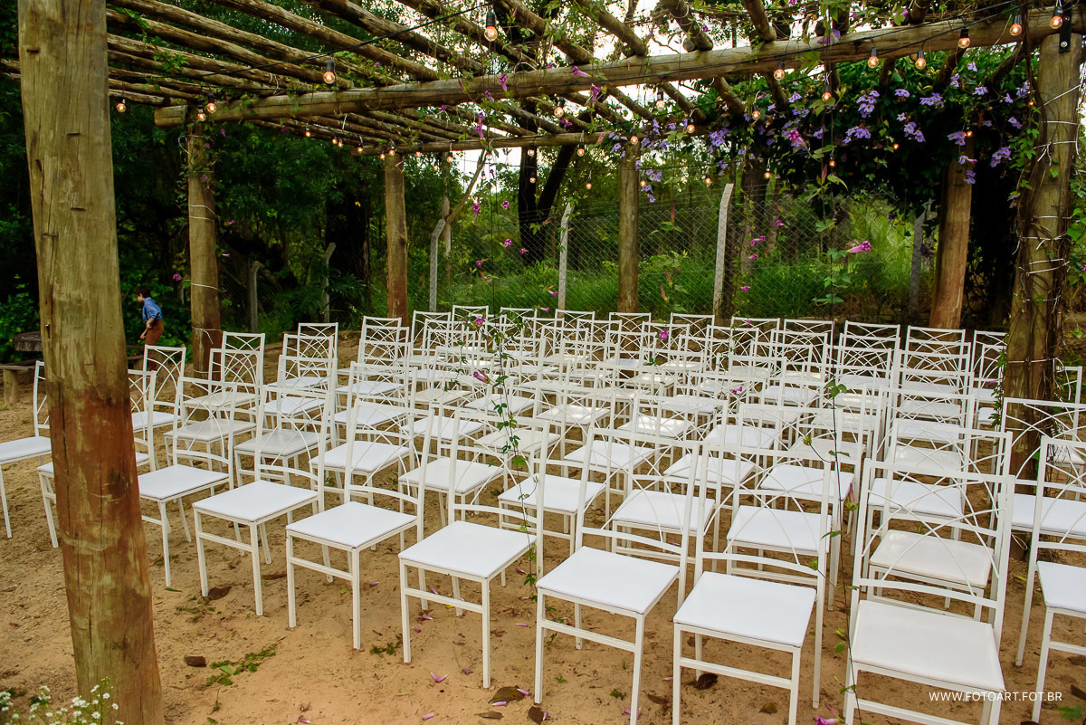 cadeiras abaixo do pergolado para os convidados assistirem o mini wedding