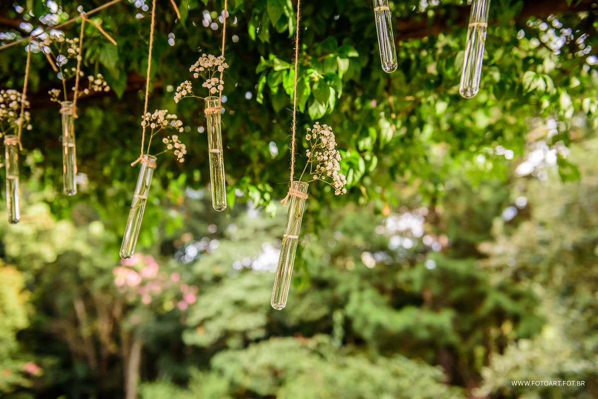 os tubetes do noivo biologo entraram para decoracao do mini casamento decoracao rustica de casamento no campo com muito verde e cordoes de luzes morada do saci em botucatu foto de Anderson Silva Fotoart fotografo sp