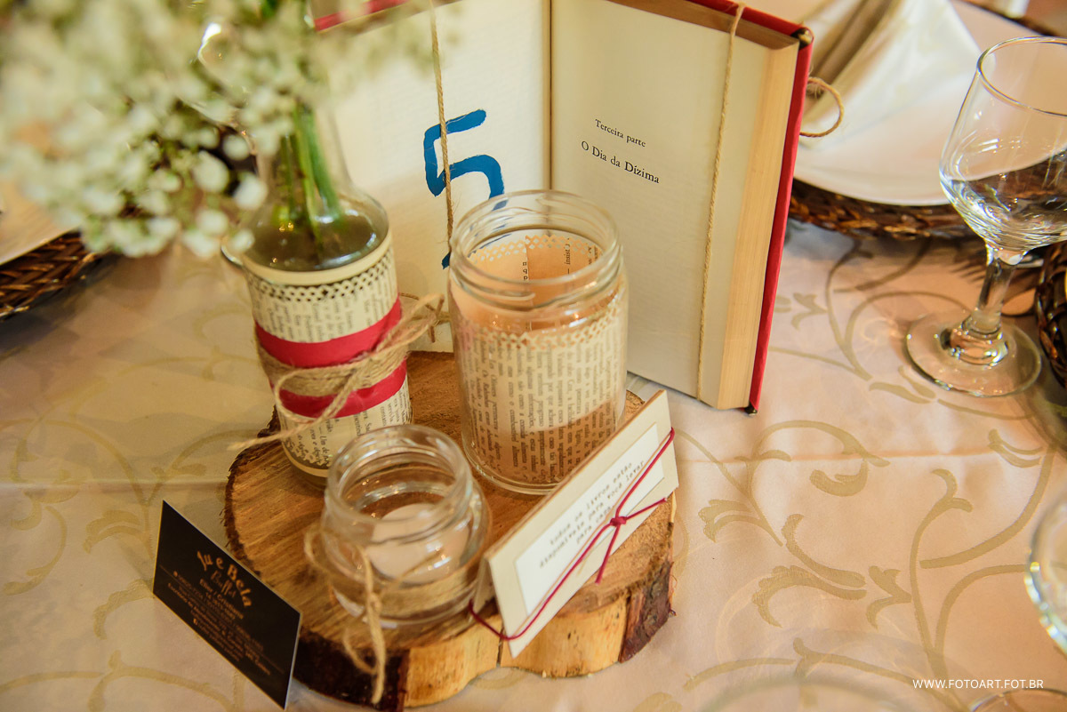 os livros antigos dos noivos entram para numerar as meses para o mini wedding decoracao rustica de casamento no campo com muito verde e cordoes de luzes morada do saci em botucatu foto de Anderson Silva Fotoart fotografo sp