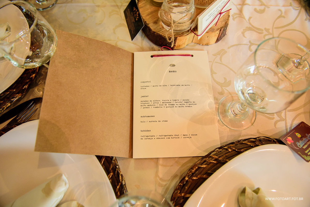 cardapio personalizado com letras de maquina de escrever decoracao rustica de casamento no campo com muito verde e cordoes de luzes morada do saci em botucatu foto de Anderson Silva Fotoart fotografo sp