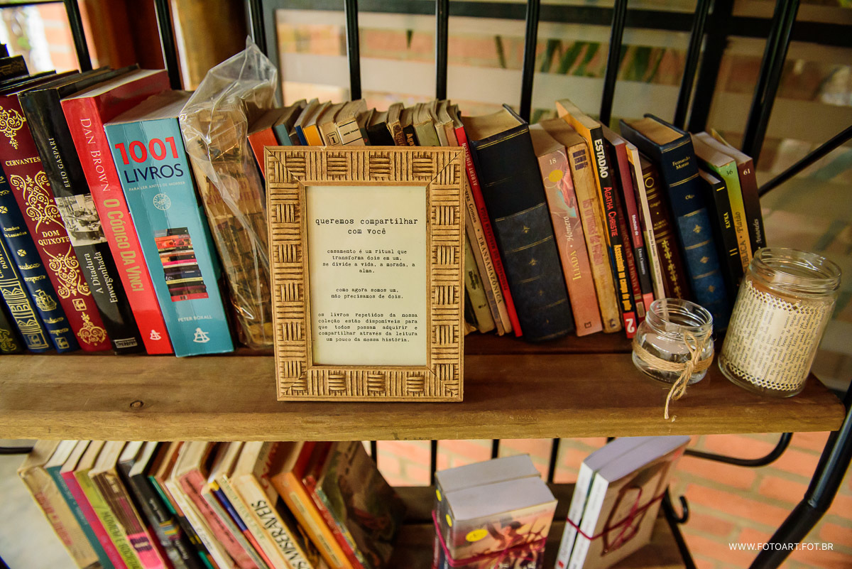 biblioteca em comum dos noivos onde doavam para o convidado os livros em comum decoracao rustica de casamento no campo com muito verde e cordoes de luzes morada do saci em botucatu foto de Anderson Silva Fotoart fotografo sp