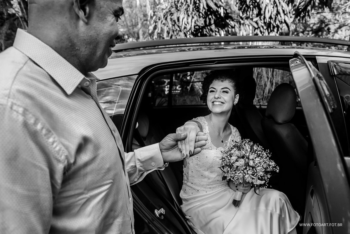 pai vendo a filha de noiva pela primeira vez no casamento no campo em botucatu foto de Anderson Silva Fotoart fotografo sp
