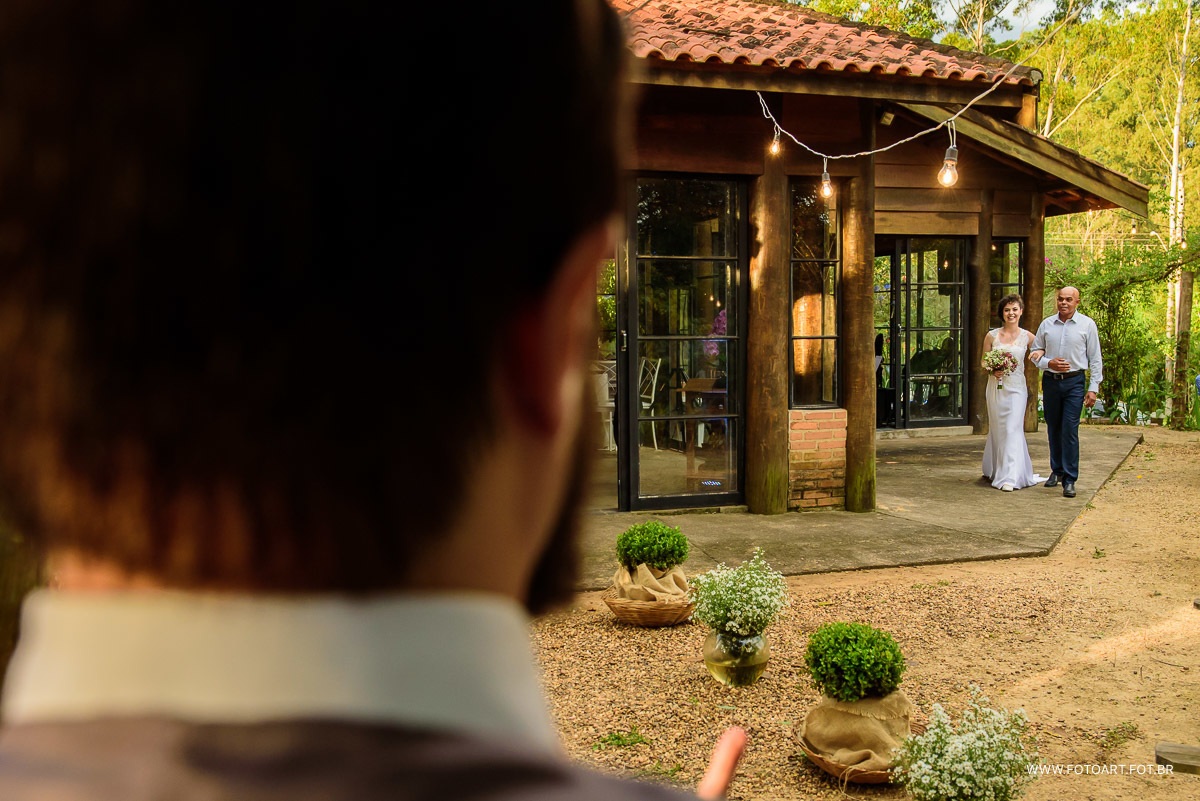 visao do noivo ao ver a noiva entrar com seu pai no corredor no casamento no campo em botucatu foto de Anderson Silva Fotoart fotografo sp