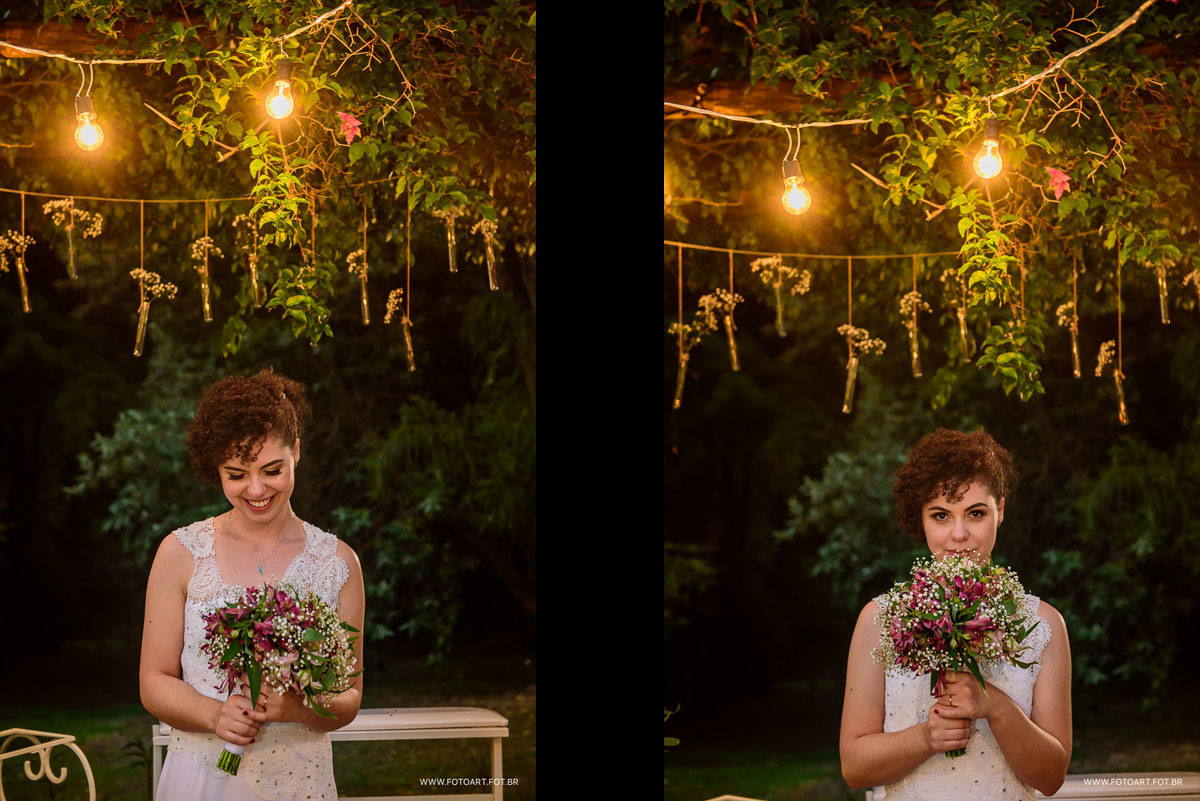 noiva e seu bouquet com fundo verde de campo e cordoes de luzes famoso beijo dos noivos com os convidados ao fundo em botucatu foto de Anderson Silva Fotoart fotografo sp