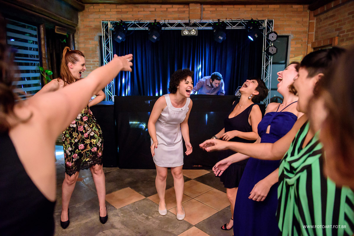noiva e amigas dancando  foto do melhor fotografo de botucatu e regiao Anderson Silva Fotoart fotografo sp
