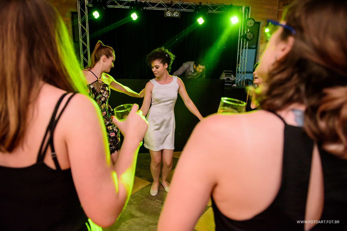 noiva e amigas dancando  foto do melhor fotografo de botucatu e regiao Anderson Silva Fotoart fotografo sp